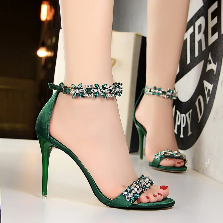 Sandales à talons hauts de 9 cm pour femmes, créées avec des cristaux scintillants et des fleurs en strass.