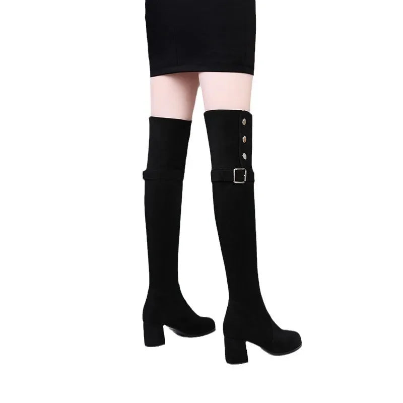Bottes pour femmes au-dessus du genou en suède, à talons hauts sexy, avec boucle et design ajusté pour les cuisses.