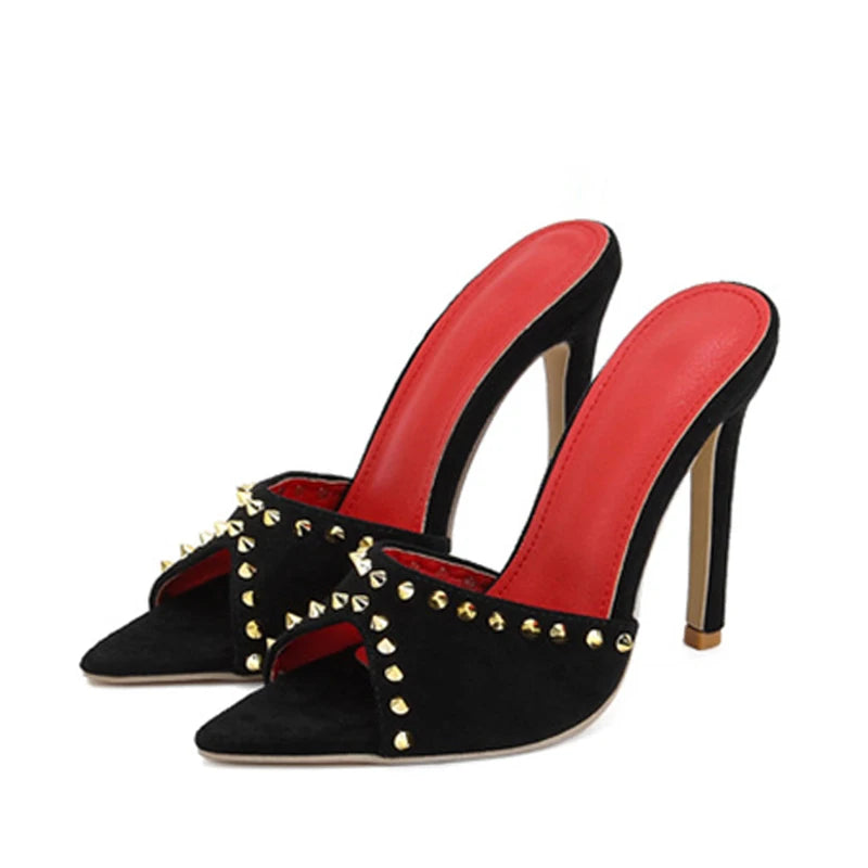 Mules et sandales Liyke été 2024, design élégant avec rivets métalliques, talons hauts, bout pointu, chaussures sexy idéales pour soirées et occasions spéciales.