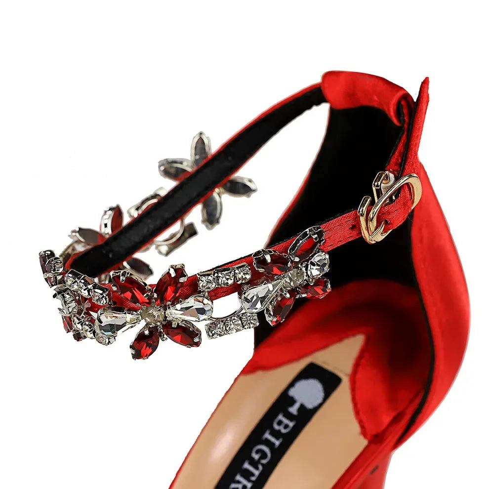 Sandales à talons hauts de 9 cm pour femmes, créées avec des cristaux scintillants et des fleurs en strass.