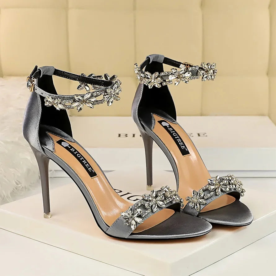 Sandales à talons hauts de 9 cm pour femmes, créées avec des cristaux scintillants et des fleurs en strass.