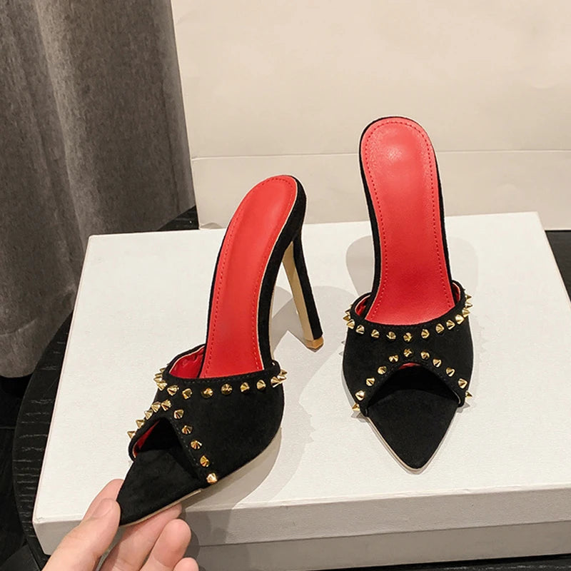 Mules et sandales Liyke été 2024, design élégant avec rivets métalliques, talons hauts, bout pointu, chaussures sexy idéales pour soirées et occasions spéciales.