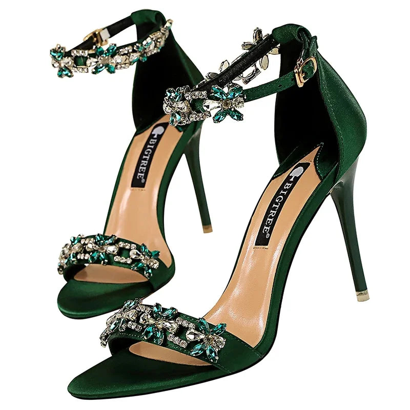 Sandales à talons hauts de 9 cm pour femmes, créées avec des cristaux scintillants et des fleurs en strass.