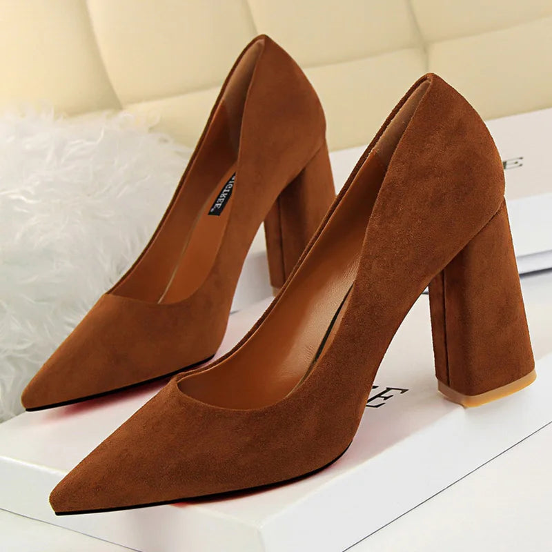 Escarpins élégants pour femmes avec des talons hauts de 8,5 cm, parfaits pour les mariages, événements et soirées.