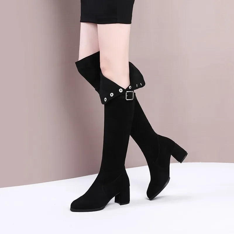 Bottes pour femmes au-dessus du genou en suède, à talons hauts sexy, avec boucle et design ajusté pour les cuisses.