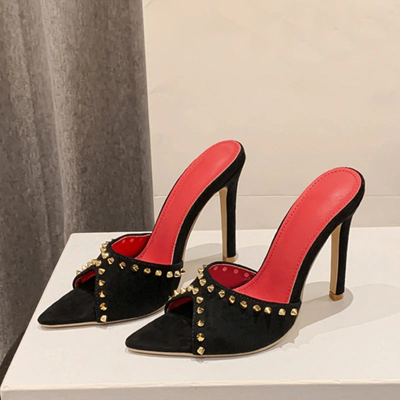 Mules et sandales Liyke été 2024, design élégant avec rivets métalliques, talons hauts, bout pointu, chaussures sexy idéales pour soirées et occasions spéciales.