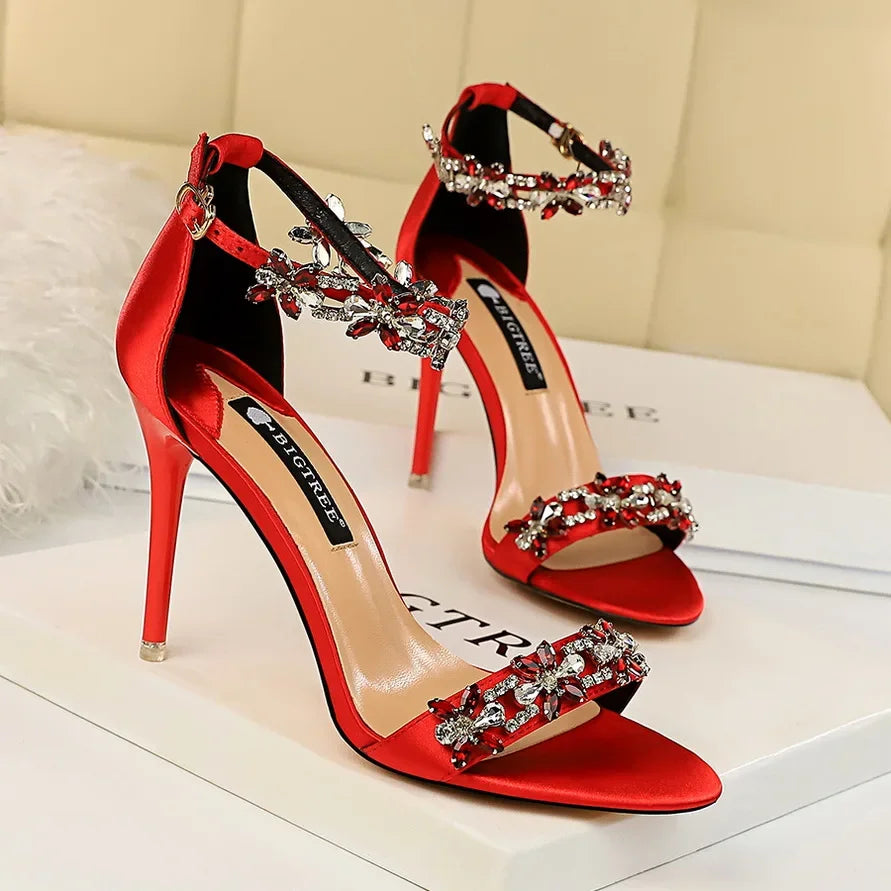 Sandales à talons hauts de 9 cm pour femmes, créées avec des cristaux scintillants et des fleurs en strass.