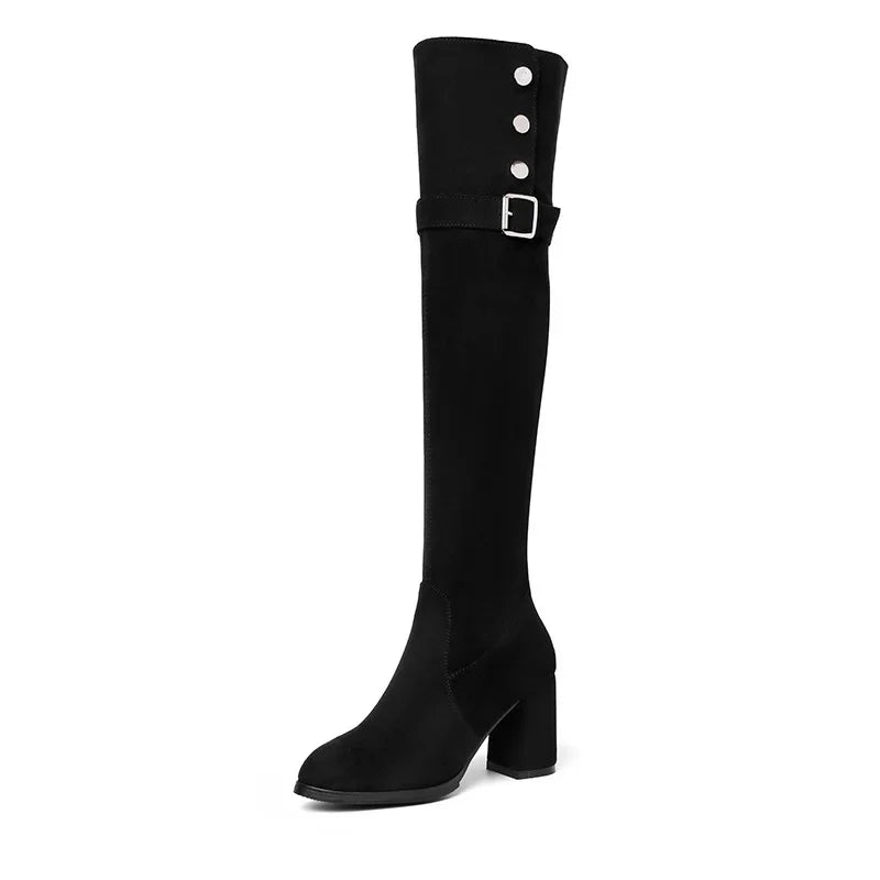 Bottes pour femmes au-dessus du genou en suède, à talons hauts sexy, avec boucle et design ajusté pour les cuisses.