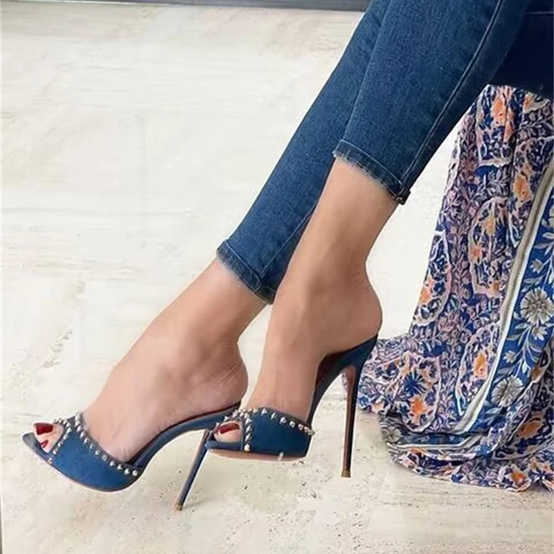 Mules et sandales Liyke été 2024, design élégant avec rivets métalliques, talons hauts, bout pointu, chaussures sexy idéales pour soirées et occasions spéciales.
