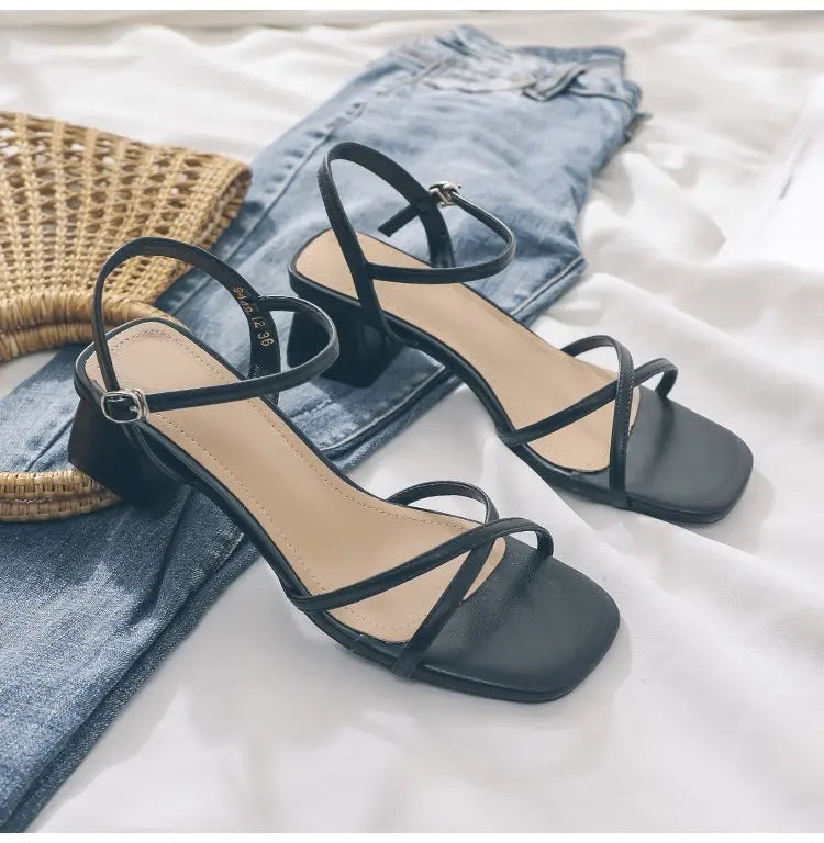 Sandales pour femmes, chaussures d'été à talons hauts, de créateurs de luxe, avec talon bloc bas et élégant, parfaites pour les robes casual de taille moyenne, disponibles en noir.
