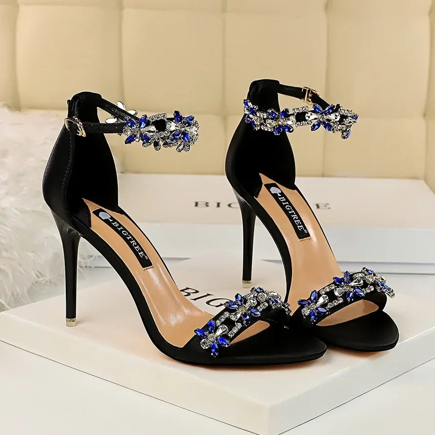 Sandales à talons hauts de 9 cm pour femmes, créées avec des cristaux scintillants et des fleurs en strass.