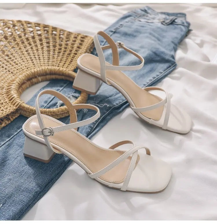 Sandales pour femmes, chaussures d'été à talons hauts, de créateurs de luxe, avec talon bloc bas et élégant, parfaites pour les robes casual de taille moyenne, disponibles en noir.