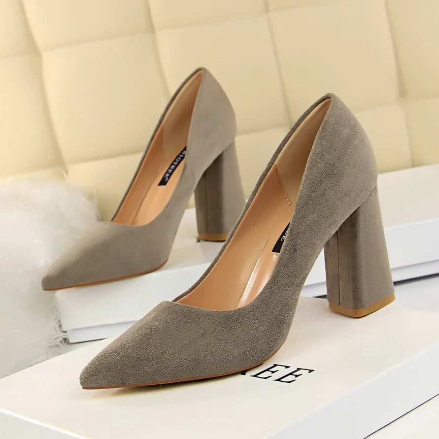 Escarpins élégants pour femmes avec des talons hauts de 8,5 cm, parfaits pour les mariages, événements et soirées.