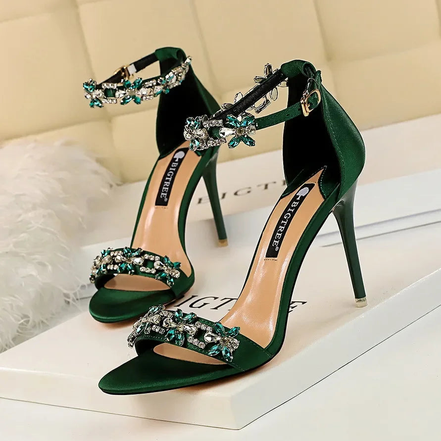 Sandales à talons hauts de 9 cm pour femmes, créées avec des cristaux scintillants et des fleurs en strass.