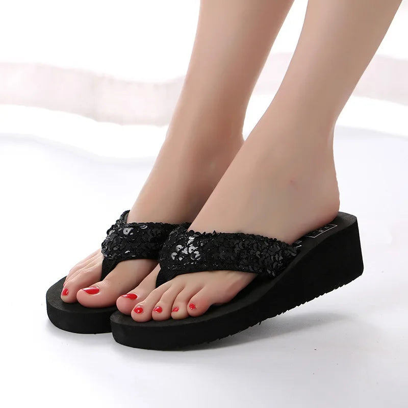 Sandales d'été pour femmes, décorées de paillettes, parfaites pour la plage. Ces tongs à talons hauts offrent une plateforme compensée pour un confort optimal tout en restant élégantes. Idéales pour les femmes en 2024, elles combinent praticité et style.