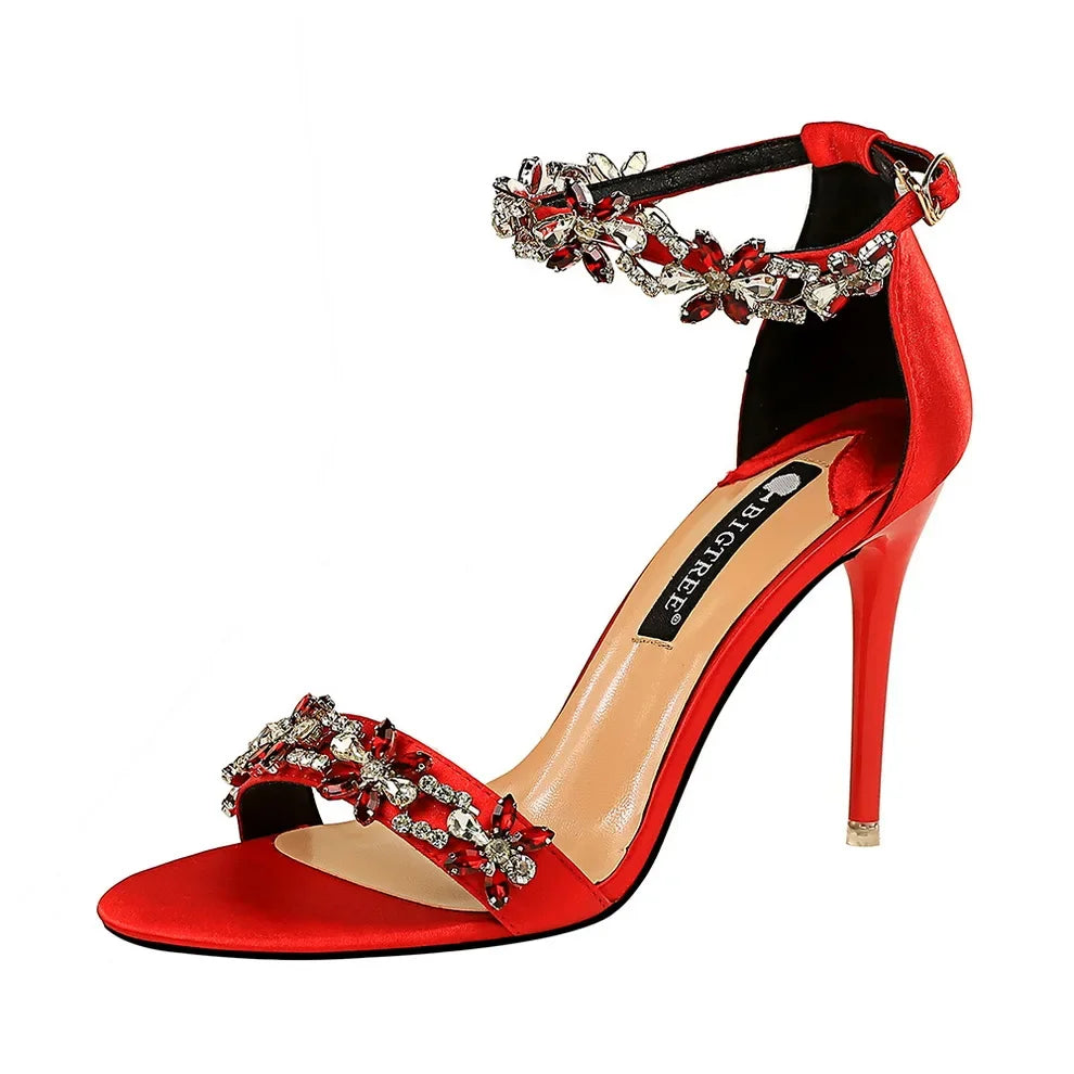 Sandales à talons hauts de 9 cm pour femmes, créées avec des cristaux scintillants et des fleurs en strass.