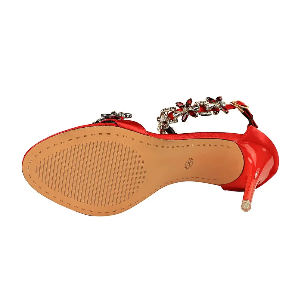 Sandales à talons hauts de 9 cm pour femmes, créées avec des cristaux scintillants et des fleurs en strass.