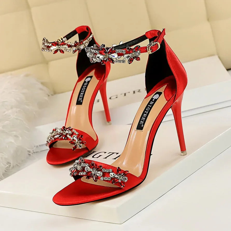 Sandales à talons hauts de 9 cm pour femmes, créées avec des cristaux scintillants et des fleurs en strass.