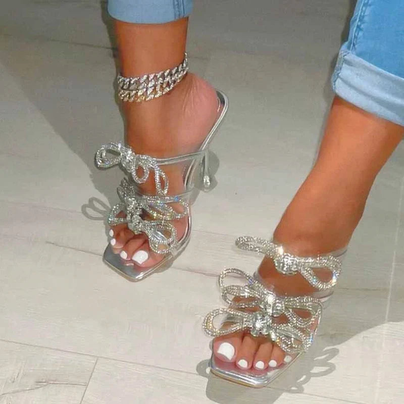 Sandales transparentes à talons hauts, ornées de strass et d'un nœud en cristal, pour soirées et fêtes.
