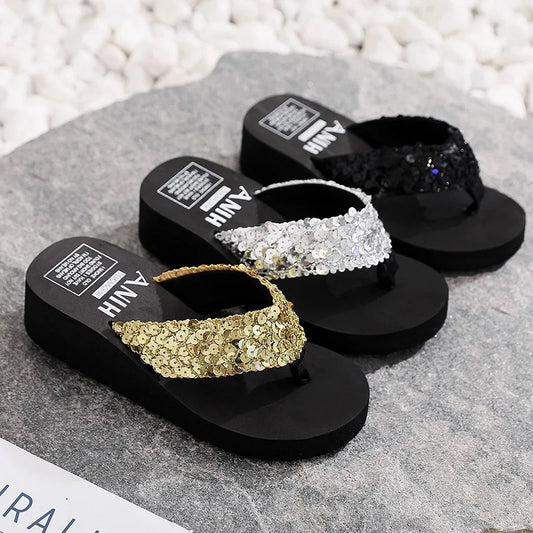 Sandales d'été pour femmes, décorées de paillettes, parfaites pour la plage. Ces tongs à talons hauts offrent une plateforme compensée pour un confort optimal tout en restant élégantes. Idéales pour les femmes en 2024, elles combinent praticité et style.