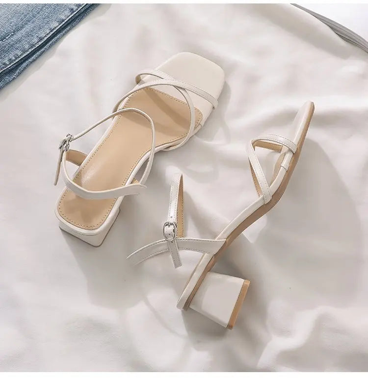 Sandales pour femmes, chaussures d'été à talons hauts, de créateurs de luxe, avec talon bloc bas et élégant, parfaites pour les robes casual de taille moyenne, disponibles en noir.